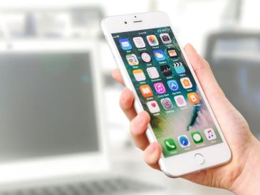 Estas aplicaciones engañosas simulan ser servicios financieros legítimos para ganarse la confianza de las víctimas. CANVA