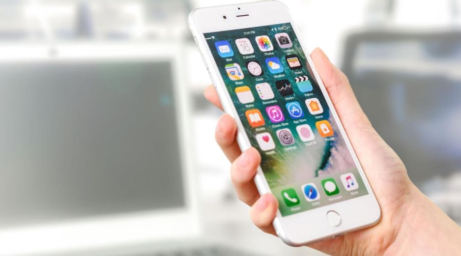 Estas aplicaciones engañosas simulan ser servicios financieros legítimos para ganarse la confianza de las víctimas. CANVA