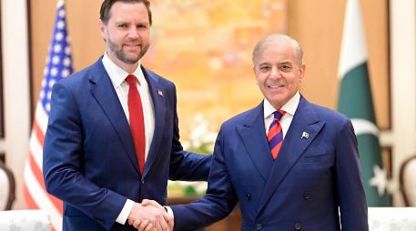 El vicepresidente de EU, J.D. Vance, ofreció una conferencia de prensa este sábado. EFE/MINISTERIO DE EXTERIORES DE PAKISTÁN