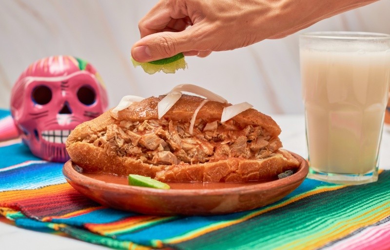 El gran secreto de la torta ahogada radica en que el birote salado se sumerge (literalmente se 