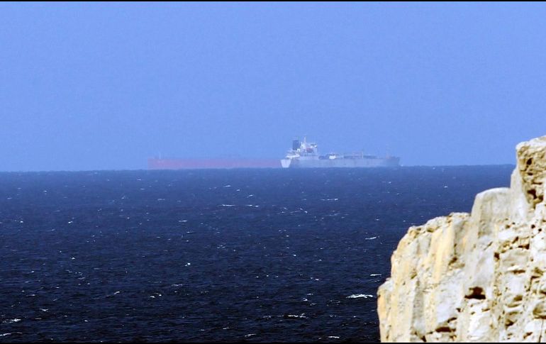 Imagen de archivo donde petroleros cruzan el estrecho de Ormuz. EFE/A. Haider