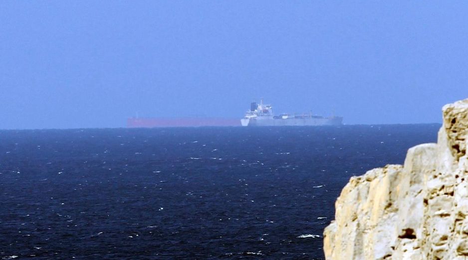 Imagen de archivo donde petroleros cruzan el estrecho de Ormuz. EFE/A. Haider