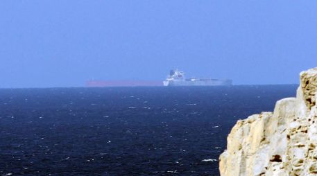 Imagen de archivo donde petroleros cruzan el estrecho de Ormuz. EFE/A. Haider