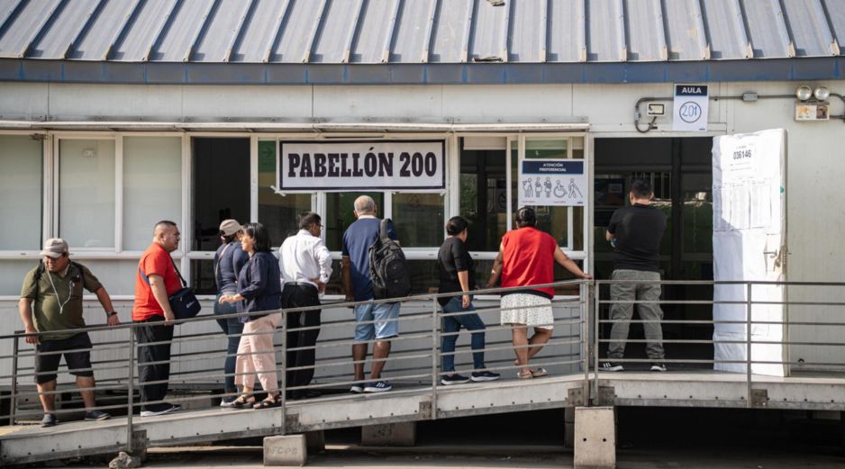Personas esperan para poder votar este domingo, en Lima. EFE/J. Reyes