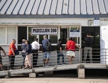Personas esperan para poder votar este domingo, en Lima. EFE/J. Reyes