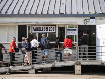 Personas esperan para poder votar este domingo, en Lima. EFE/J. Reyes