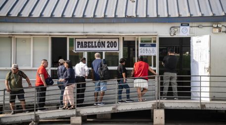 Personas esperan para poder votar este domingo, en Lima. EFE/J. Reyes