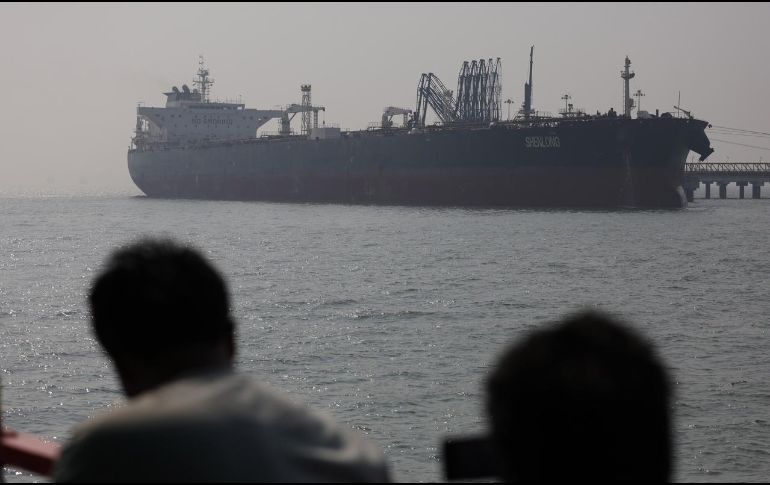 El tráfico por el estratégico estrecho de Ormuz fue restringido por Irán desde el inicio de la guerra con Israel y Estados Unidos. EFE/EPA/D. Solanki