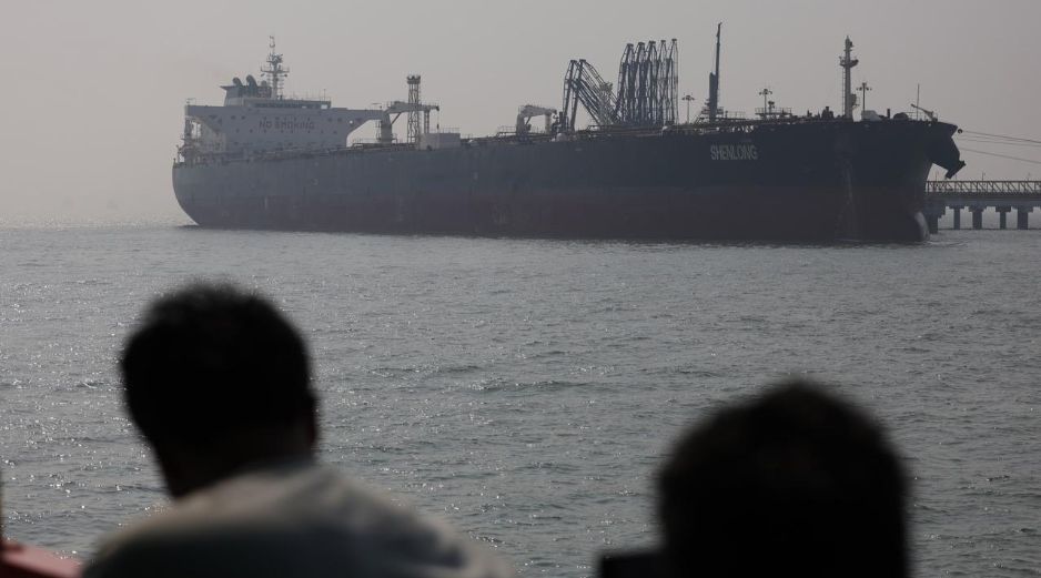 El tráfico por el estratégico estrecho de Ormuz fue restringido por Irán desde el inicio de la guerra con Israel y Estados Unidos. EFE/EPA/D. Solanki