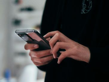 Al ser una disposición oficial, los usuarios de líneas telefónicas en México están obligados a realizar esta vinculación. UNSPLASH / J. LEUPE