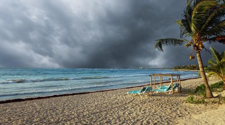 Tener agua caliente y nubes de tormenta no es suficiente para generar un ciclón organizado y destructivo. ESPECIAL / CANVA