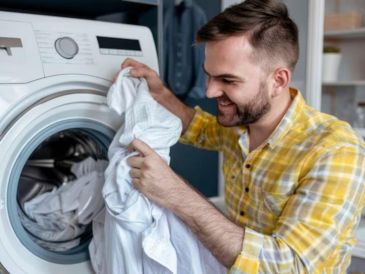 Afortunadamente, existen soluciones accesibles que no solo resultan efectivas, sino que también evitan el desgaste que provocan los blanqueadores industriales agresivos. Freepik