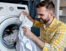 Afortunadamente, existen soluciones accesibles que no solo resultan efectivas, sino que también evitan el desgaste que provocan los blanqueadores industriales agresivos. Freepik