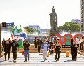 Ciudadanos transitan alrededor de la Glorieta de la Minerva, donde se instaló decoración alusiva al Mundial de Futbol. EL INFORMADOR/ J. Acosta