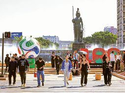 Ciudadanos transitan alrededor de la Glorieta de la Minerva, donde se instaló decoración alusiva al Mundial de Futbol. EL INFORMADOR/ J. Acosta