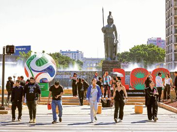 Ciudadanos transitan alrededor de la Glorieta de la Minerva, donde se instaló decoración alusiva al Mundial de Futbol. EL INFORMADOR/ J. Acosta