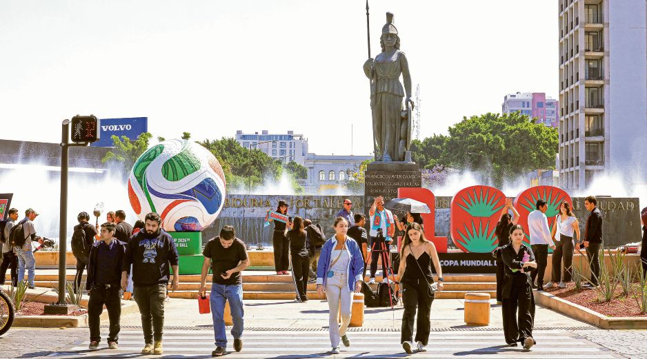 Ciudadanos transitan alrededor de la Glorieta de la Minerva, donde se instaló decoración alusiva al Mundial de Futbol. EL INFORMADOR/ J. Acosta