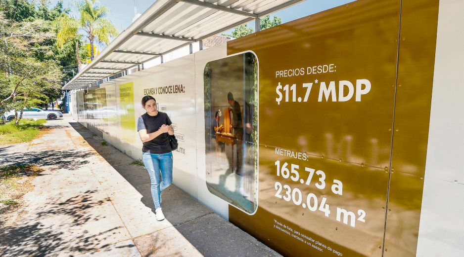 Una persona camina frente a un anuncio de venta de departamentos en la Zona Metropolitana de Guadalajara. EL INFORMADOR/ A. Navarro