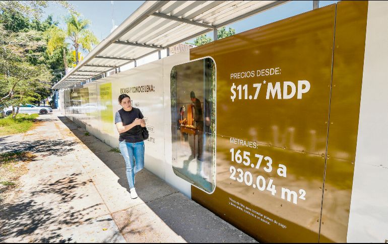 Una persona camina frente a un anuncio de venta de departamentos en la Zona Metropolitana de Guadalajara. EL INFORMADOR/ A. Navarro