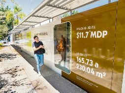 Una persona camina frente a un anuncio de venta de departamentos en la Zona Metropolitana de Guadalajara. EL INFORMADOR/ A. Navarro