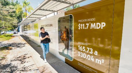Una persona camina frente a un anuncio de venta de departamentos en la Zona Metropolitana de Guadalajara. EL INFORMADOR/ A. Navarro