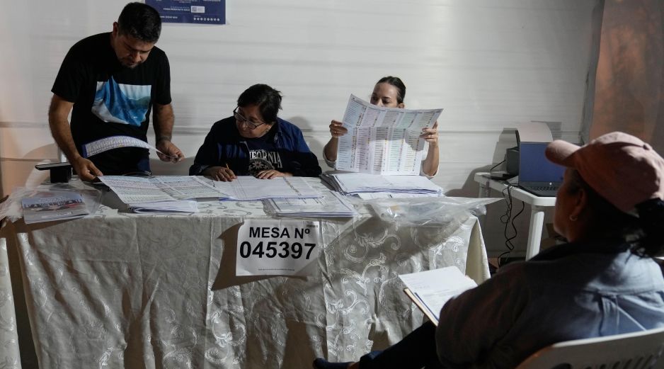 Funcionarios electorales realizan el recuento de votos durante las elecciones generales en Lima, Perú, el domingo 12 de abril de 2026. AP/M. Mejía