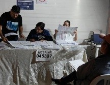 Funcionarios electorales realizan el recuento de votos durante las elecciones generales en Lima, Perú, el domingo 12 de abril de 2026. AP/M. Mejía