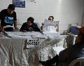 Funcionarios electorales realizan el recuento de votos durante las elecciones generales en Lima, Perú, el domingo 12 de abril de 2026. AP/M. Mejía