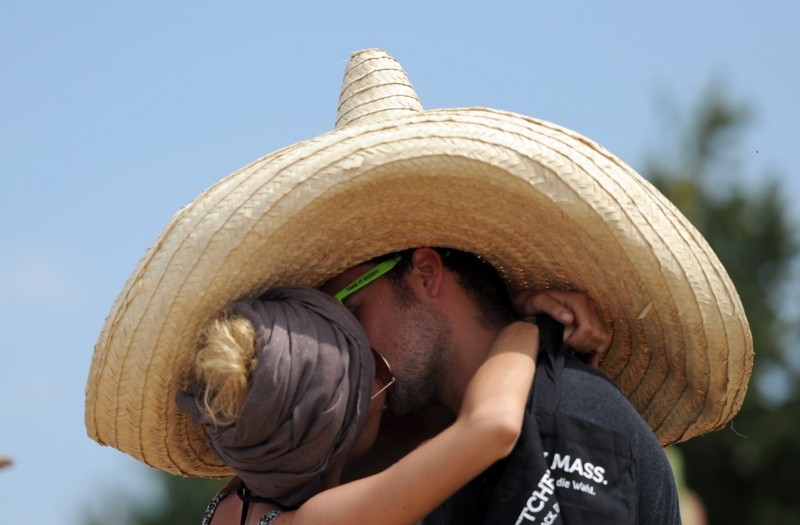 En un beso apasionado de apenas 10 segundos se comparten cerca de 80 millones de bacterias. AFP / ARCHIVO