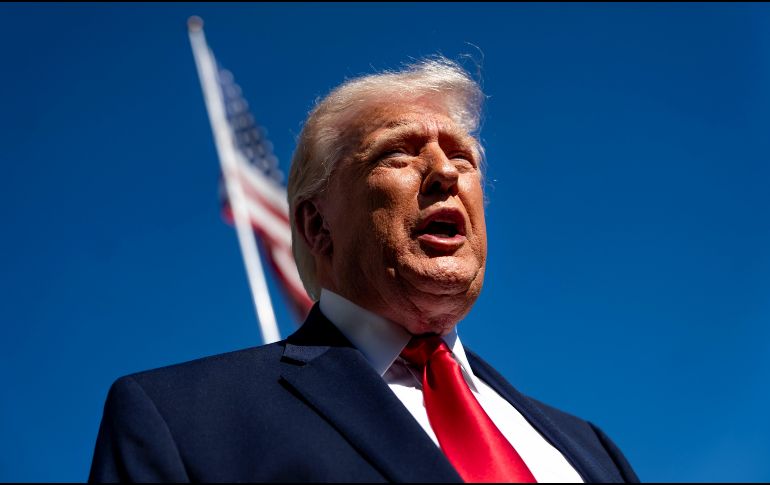 El presidente estadounidense Donald Trump habla con los medios de comunicación. EFE/B. Cash