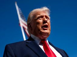 El presidente estadounidense Donald Trump habla con los medios de comunicación. EFE/B. Cash