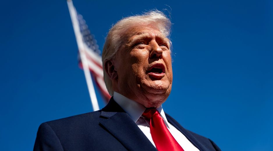 El presidente estadounidense Donald Trump habla con los medios de comunicación. EFE/B. Cash