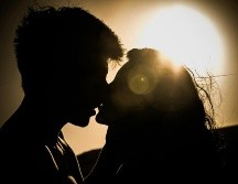 Los besos han formado parte importante de diferentes rituales. UNSPLASH / A. QUIROZ