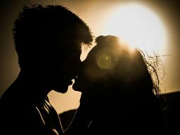 Los besos han formado parte importante de diferentes rituales. UNSPLASH / A. QUIROZ