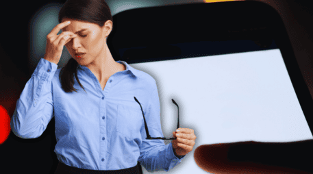 Los dispositivos electrónicos emiten luz azul de alta energía que, al impactar de forma constante en la retina, puede acelerar la degeneración de las células oculares. ESPECIAL / CANVA