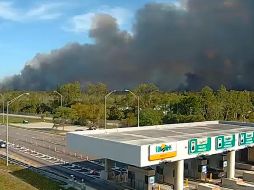 Equipos de emergencia y bomberos forestales trabajan en el lugar para intentar frenar el fuego. EFE/ @NWSMiami