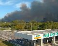 Equipos de emergencia y bomberos forestales trabajan en el lugar para intentar frenar el fuego. EFE/ @NWSMiami