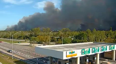 Equipos de emergencia y bomberos forestales trabajan en el lugar para intentar frenar el fuego. EFE/ @NWSMiami
