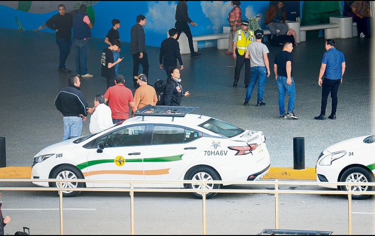 Taxi autorizado brinda servicio dentro del Aeropuerto Internacional de Guadalajara, en contraste con el esquema propuesto para plataformas. EL INFORMADOR/J. Acosta