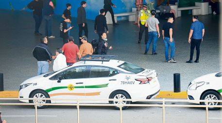 Taxi autorizado brinda servicio dentro del Aeropuerto Internacional de Guadalajara, en contraste con el esquema propuesto para plataformas. EL INFORMADOR/J. Acosta