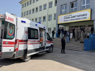 Fuerzas de seguridad turcas y personal de emergencias se ven en el patio de una escuela secundaria donde un agresor hizo disparos, en Siverek, en el sureste de Turquía, el martes 14 de abril de 2026. AP/ M. Bayraktar