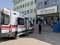 Fuerzas de seguridad turcas y personal de emergencias se ven en el patio de una escuela secundaria donde un agresor hizo disparos, en Siverek, en el sureste de Turquía, el martes 14 de abril de 2026. AP/ M. Bayraktar