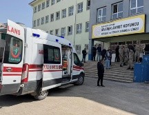 Fuerzas de seguridad turcas y personal de emergencias se ven en el patio de una escuela secundaria donde un agresor hizo disparos, en Siverek, en el sureste de Turquía, el martes 14 de abril de 2026. AP/ M. Bayraktar