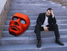 El impacto directo en la salud mental de los trabajadores es profundo y silencioso, manifestándose a través de episodios de ansiedad crónica, agotamiento emocional severo o burnout, y una insatisfacción permanente con la vida. ESPECIAL / CANVA