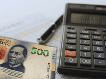 En términos generales, los honorarios de un profesional contable para personas físicas varían drásticamente dependiendo de la complejidad del perfil ante el SAT de cada individuo. ESPECIAL / CANVA