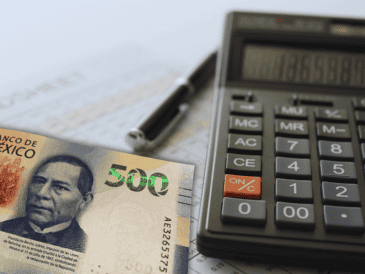 En términos generales, los honorarios de un profesional contable para personas físicas varían drásticamente dependiendo de la complejidad del perfil ante el SAT de cada individuo. ESPECIAL / CANVA