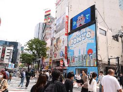 El Dr. Simi, símbolo de Farmacias Similares, saluda a los curiosos que se acercan a la tienda en Shibuya, en el país nipon. EFE/ Rodrigo Reyes Marín