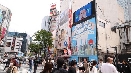 El Dr. Simi, símbolo de Farmacias Similares, saluda a los curiosos que se acercan a la tienda en Shibuya, en el país nipon. EFE/ Rodrigo Reyes Marín