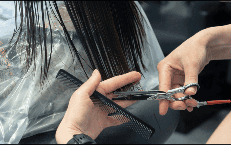 Cortarse el cabello en la madurez no es solo una decisión estética; también puede traer varios beneficios prácticos y emocionales. ESPEPCIAL / CANVA