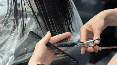 Cortarse el cabello en la madurez no es solo una decisión estética; también puede traer varios beneficios prácticos y emocionales. ESPEPCIAL / CANVA